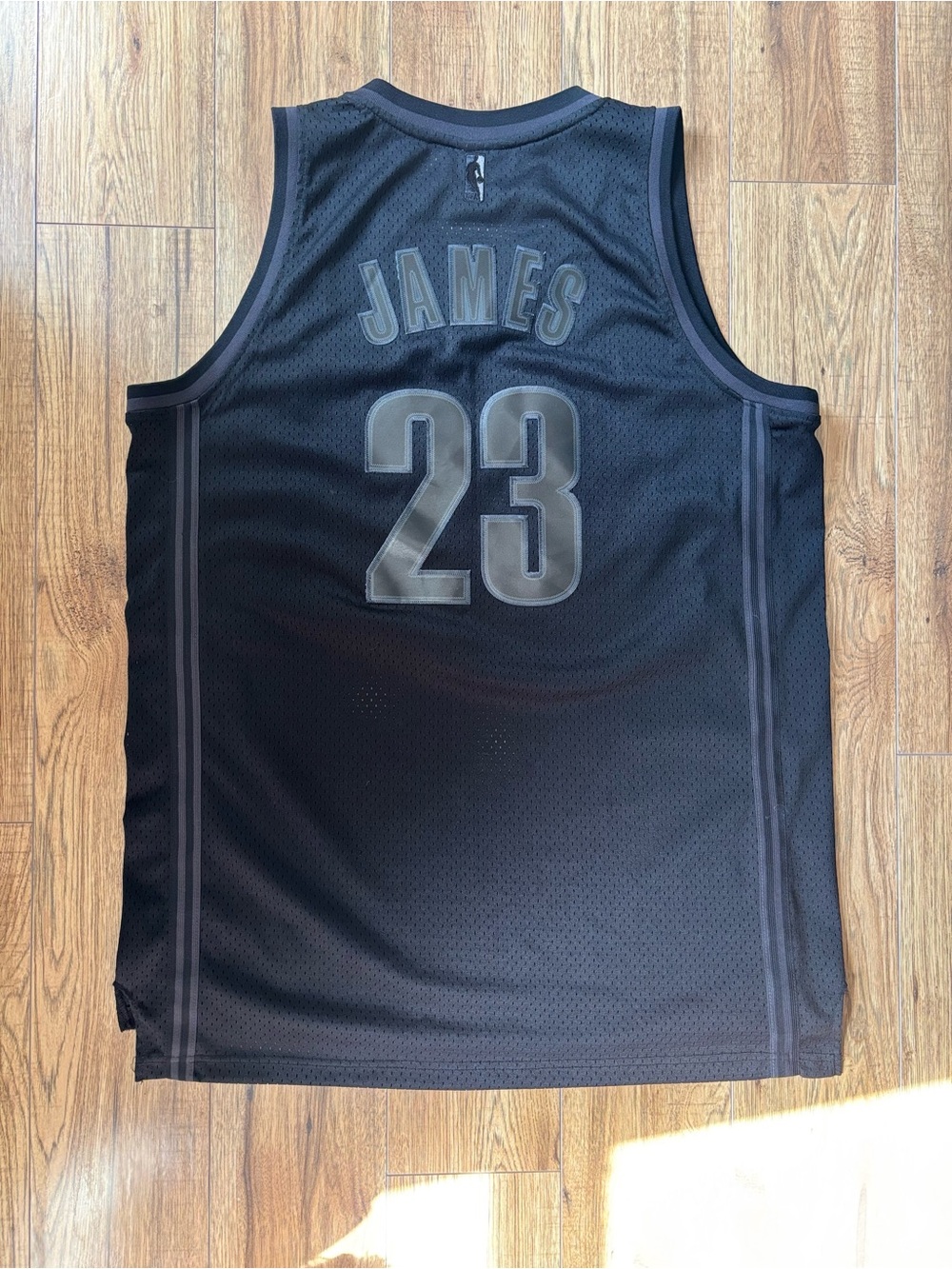 Men’s XL Reebok Cleveland Cavaliers LeBron James #23 Blackout Swingman Jersey